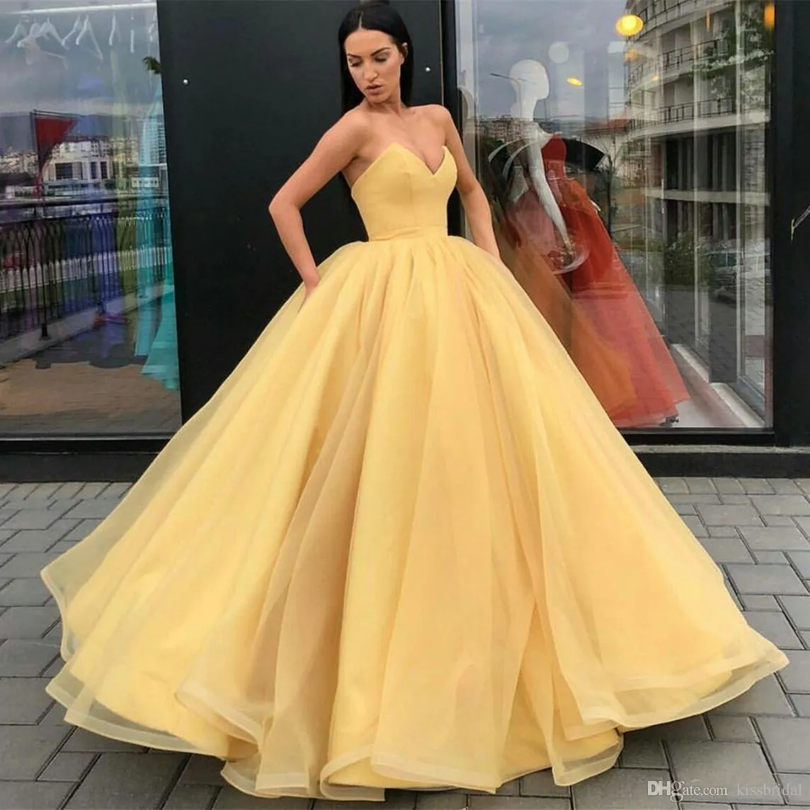 2020 sexy dos nu princesse robes de bal longue robe de bal sans bretelles en tulle robes de soirée formelles Big Puffy Celebrity robe de tapis rouge pour les femmes