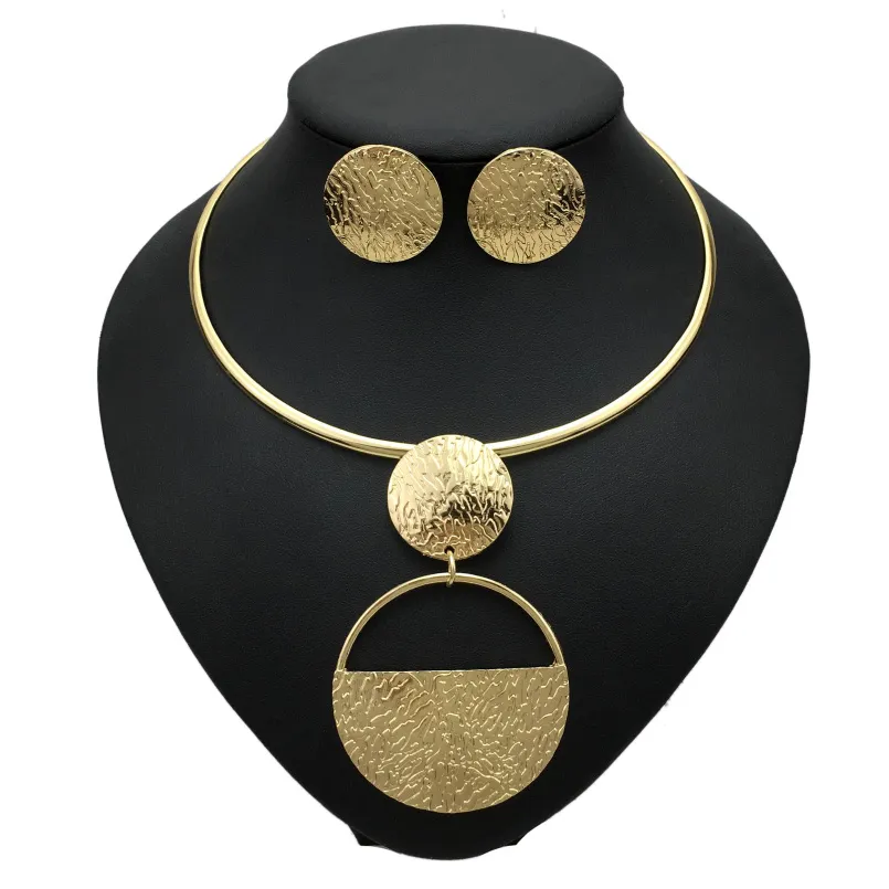 Set di gioielli di moda in metallo geometrico color oro punk per le donne Collane girocollo Orecchini Set accessori di tendenza