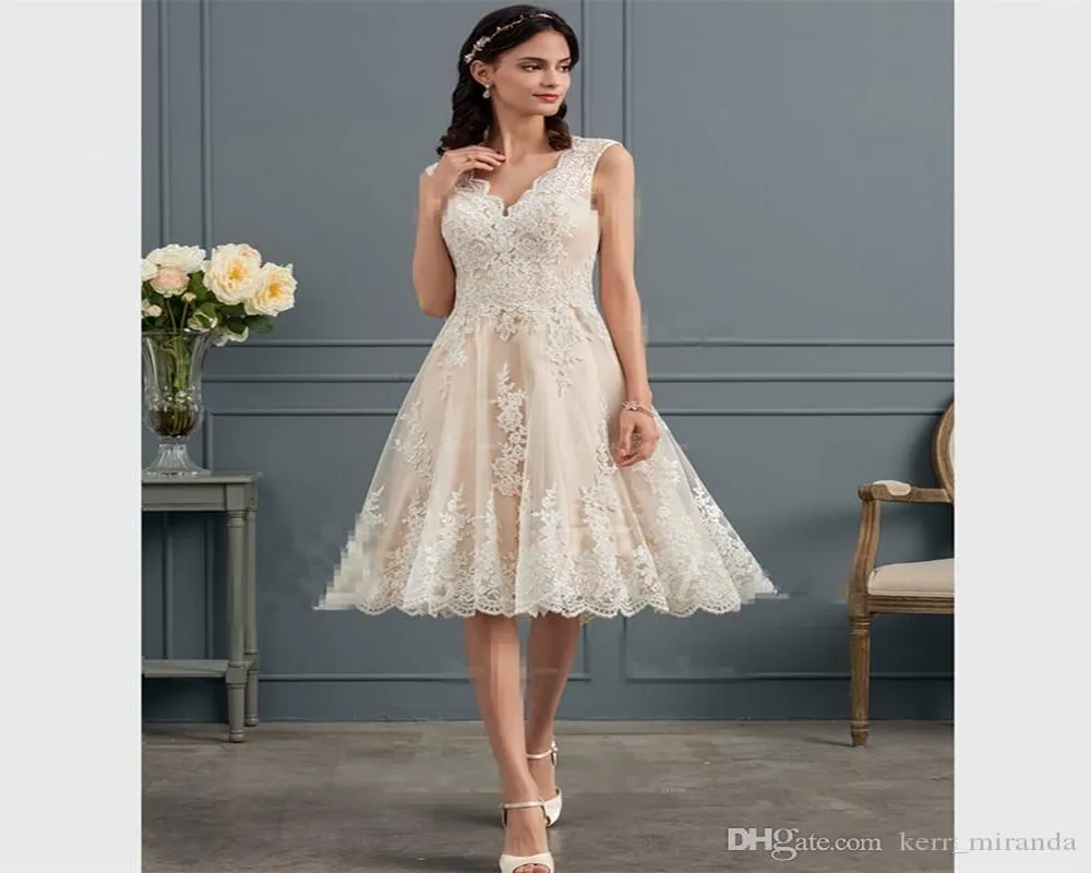 Szampańskie sukienki ślubne z koronkami Seksowne puste tył koronkowe sukienki ślubne niestandardowe kolano v szyja bez pleców sukienki ślubne DH4153
