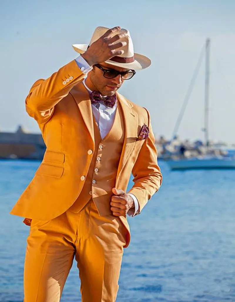 新しい高品質の2つのボタンオレンジ色の新郎Tuxedosノッチラペリル新郎最高の男宿泊施設メンズのウェディングスーツ（ジャケット+パンツ+ネクタイ）706