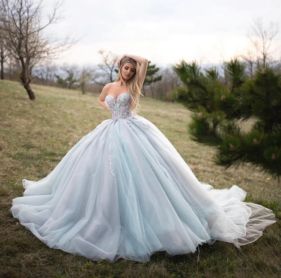 Prenses Quinceanera Elbiseler Balo Seksi Sevgiliye Tül Açık Mavi Uzun Tren 3D Çiçekler Aplikler 15 Yıl Tatlı 16 Abiye