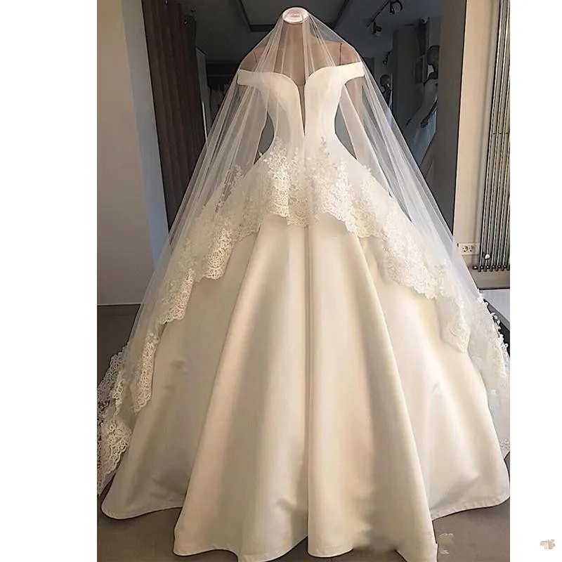 Élégant blanc hors de l'épaule robes de mariée en satin avec voile de mariage dos nu volants robe de bal robes de mariée chapelle robe de mariée