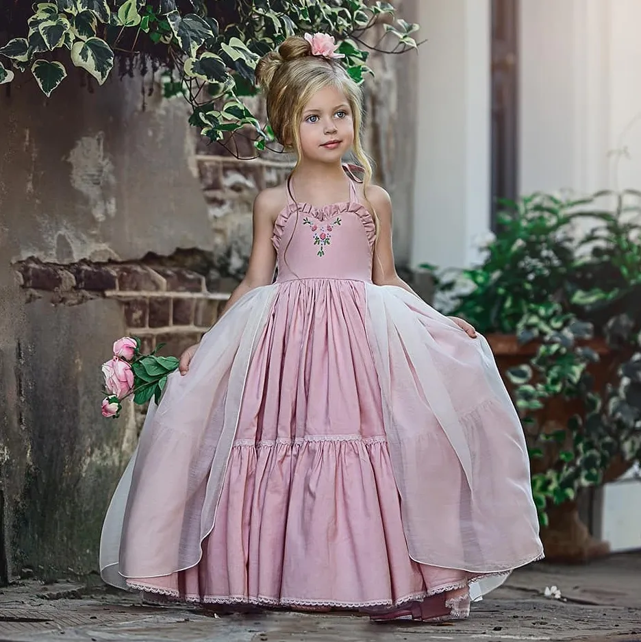 Simpatici abiti da ragazza di fiori con ricami di classe per abiti da cerimonia pieghettati con scollo all'americana e abito da prima comunione in raso