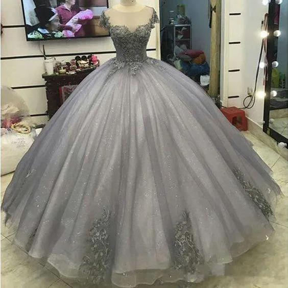 2019 Elegant Silver Organza Ball Gown Quinceanera Klänningar Beaded Sweet 16 År Prom Party Gown Vestidos de 15 Anos QC1388