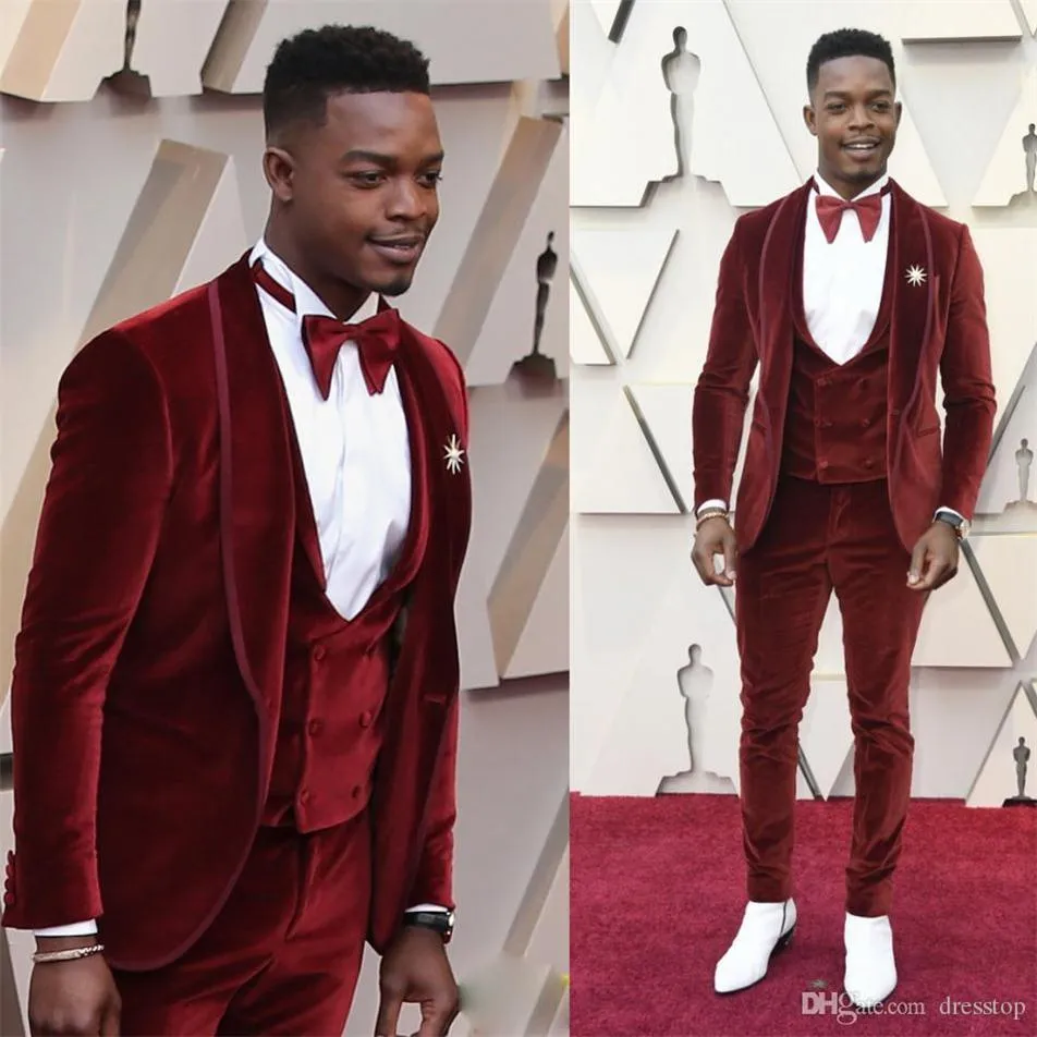 Senaste Coat Pant Designs Red Velvet Prom Män Passar Groom Jacka Red Carpet Bröllop Tuxedo Kostym (Jacka + Vest + Byxor + Bowtie)