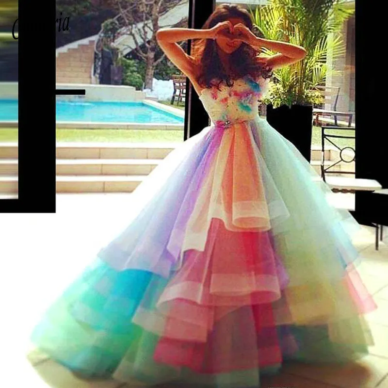 Abito da ballo in tulle colorato Sweety Abiti Quinceanera senza spalline Increspature a strati Sweep Train Abiti da ballo da principessa con pizzo UP