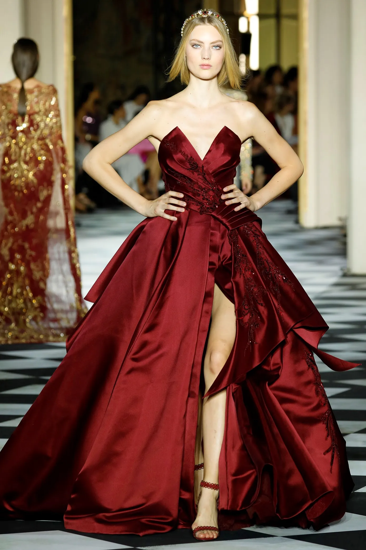 Zuhair Murad Vermelho Escuro Frisado Vestidos de Baile V Pescoço Appliqued A Linha Lateral Dividir Vestido Formal Sweep Train Cetim Vestidos de Noite