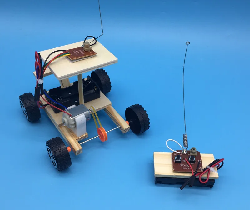 2020 Studenti delle scuole primarie e medie, scienza e tecnologia, piccola produzione, modello da corsa creativo con telecomando wireless fai-da-te, auto di assemblaggio creativo