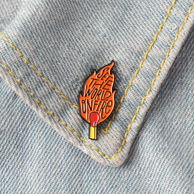 Sätt världen på eld emaljstift Badge Brosches Matches Flame Blaze Lapel Pin Denim Shirt Collar Punk Cool Fashion Jewelry Gift