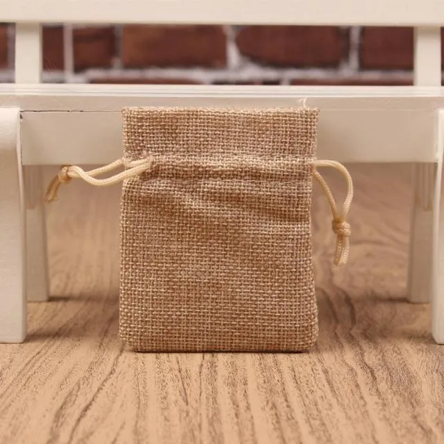 Hurtownie - Mała zwykła lniana Jute Burlap Torby Sznurków Soap Pierścionki Kolczyki Broszka Biżuteria Wedding Favor Prezent Pakiet Wapieki 7 * 9 cm 50 sztuk