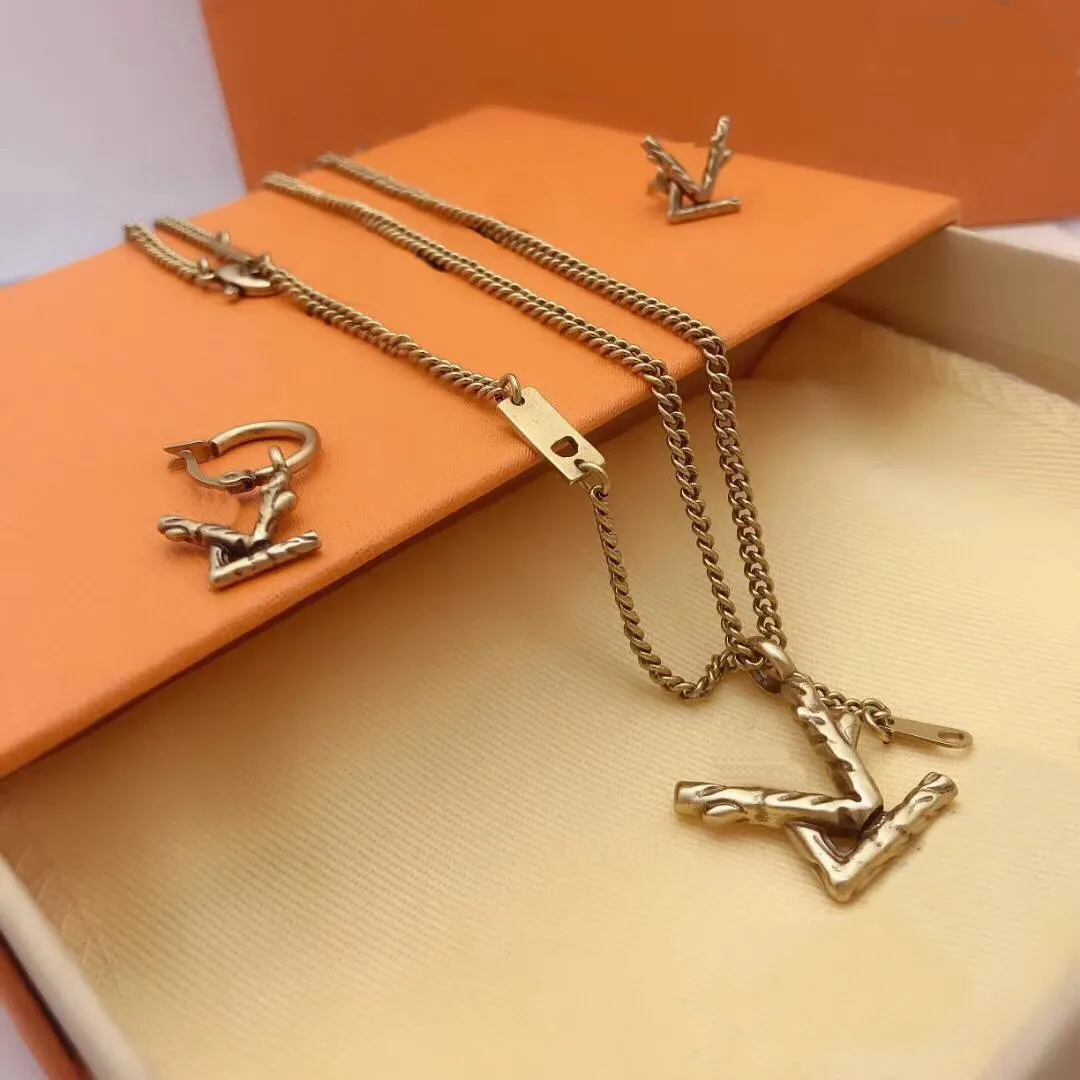 Collana di design Europa America Set di gioielli di moda Lady Donna Stile retrò inciso V Iniziali Set di orecchini ramoscello (1 set)