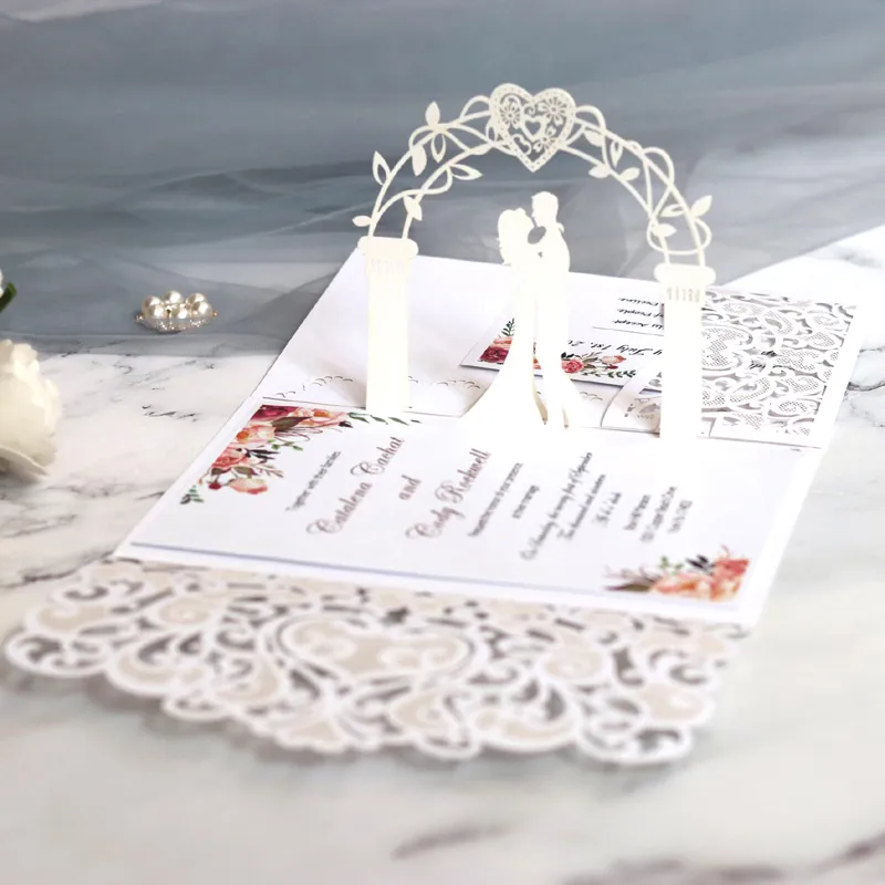 (50 Stück / Los) 3D Braut und Bräutigam Weiße Hochzeitseinladungskarte Laser Cut Pocket Floral Engagement Customized Invitations IC052