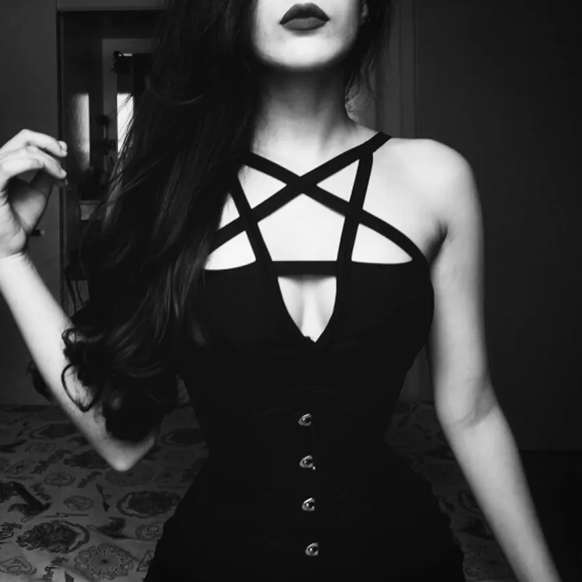 Vrouwen Sexy Gothic Jumpsuits Backless Cross Riem Front Design Holle Pentagram Romper Zwart Mouwloze Slanke Cami Bodysuit