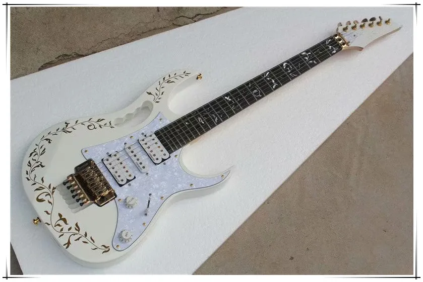 Vit kropp 24 Frets Golden Hardware Elektrisk gitarr med Tremolo Bridge, HSH Pickups, kan anpassas