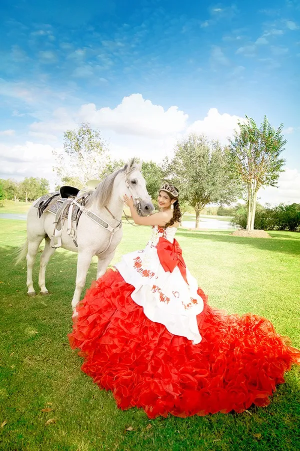 Saten Organze Quinceanera Elbiseler Charro 2021 Sevgiliye Nakış Kristal Boncuklu Büyük Yay Damas Tatlı 16 Elbise Balo Balo Mezuniyet