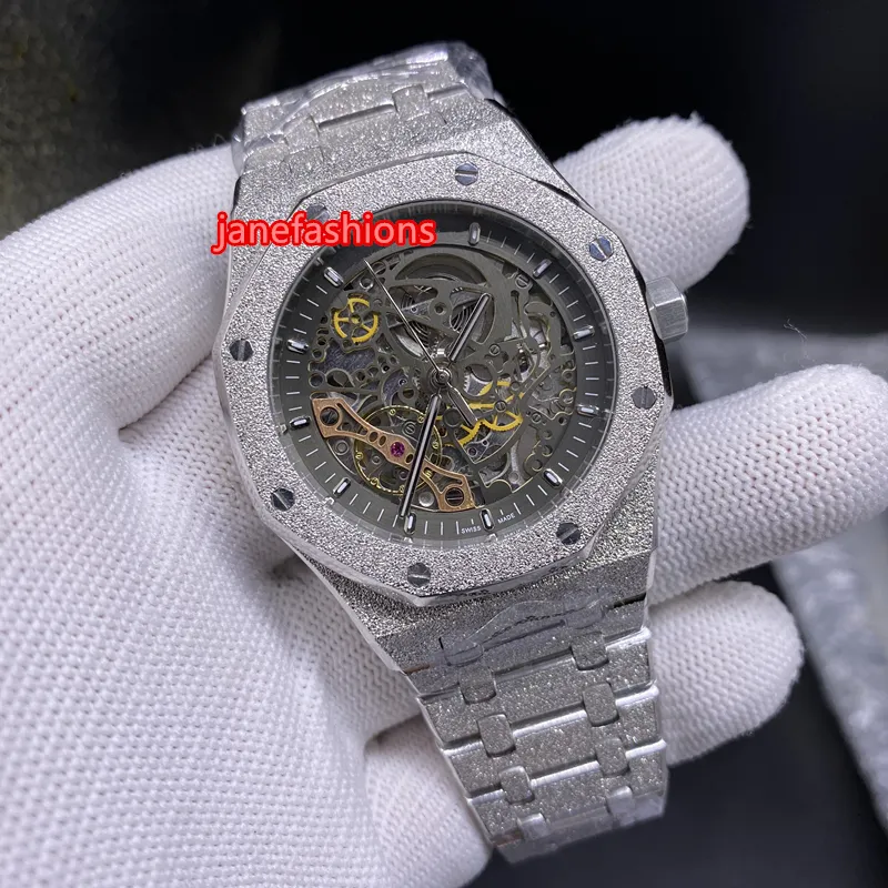 Silberne Edelstahl-Herren-Automatikuhr, hohles Zifferblatt, modische Persönlichkeit, Boutique-Uhr, hochwertige matte Edelstahluhr