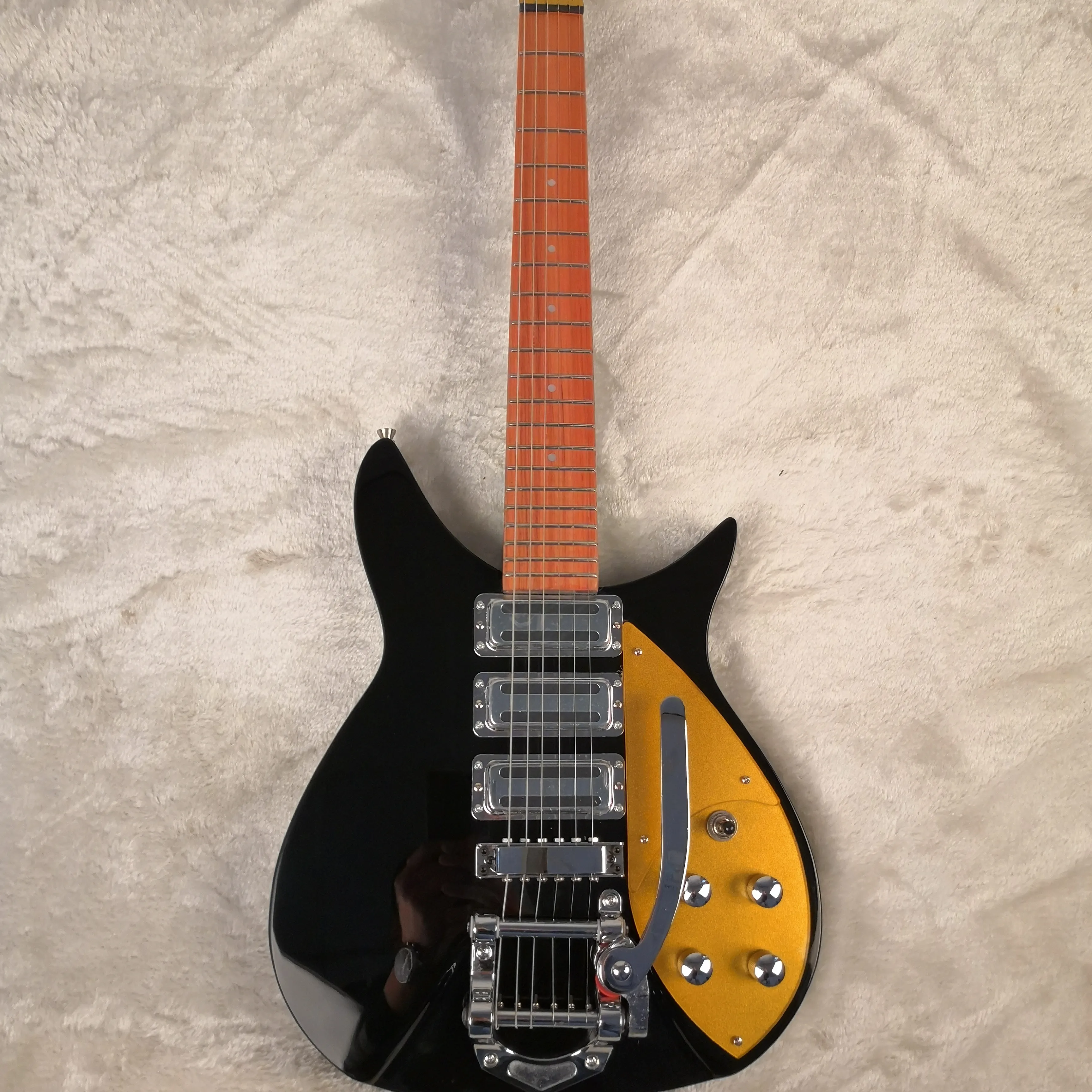 Custom Black 325 Modell 3 Pickups Elektriska gitarr Partihandel Gitarrer från Kina ackord Spacing 527 mm