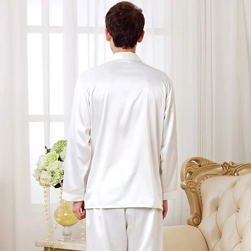 Белая пижама мужская. Пижама мужская белая. Мужская Пижамная беле. Перламутровая пижама белая мужская. Голубая пижама мужская шелк