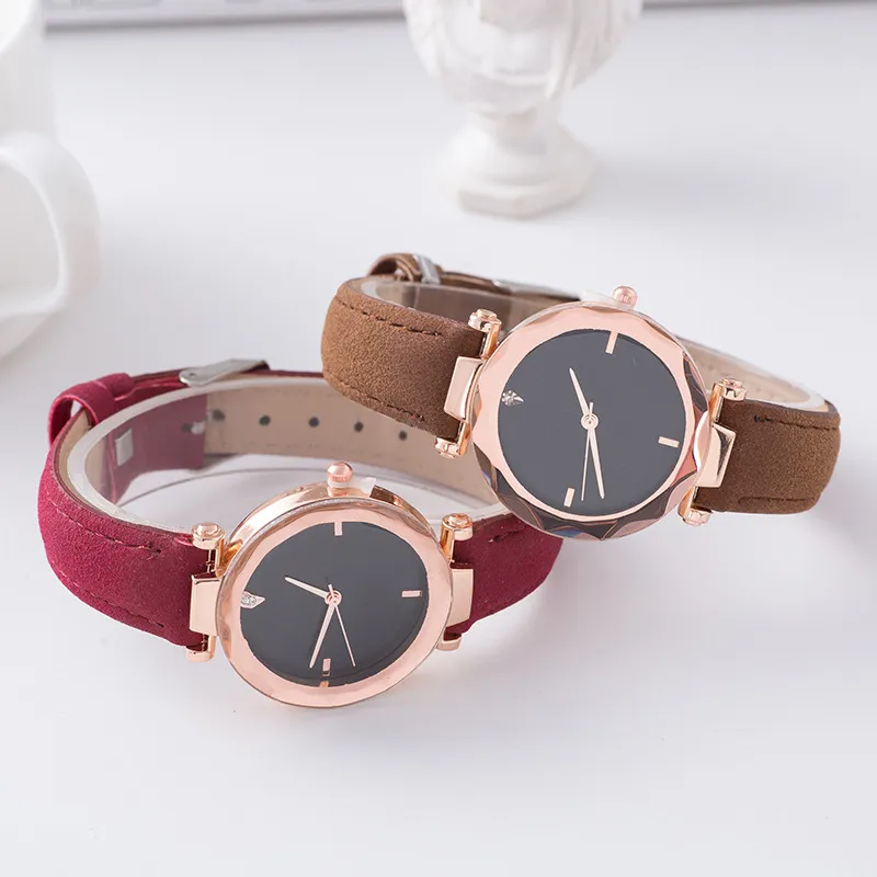 Mulheres assistem novo design de lazer de lazer Wristwatch Leather Strap Girl Student Analog Quartz Round Roundwatches Rhombus Crystal Ladies Watch