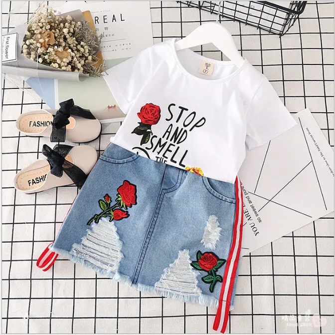 2018 Roupa infantil de Verão Carta Rose bordado T-shirt de manga curta Set Meninas + Denim Skirt Two-Piece Set