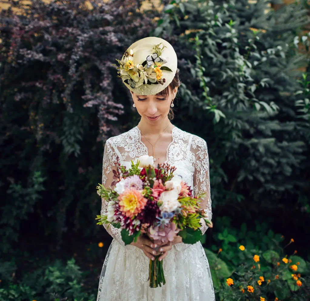Fascino Per Capelli Matrimonio – Paglia Bianca Con Grande Fiocco – Stile Burlesque
