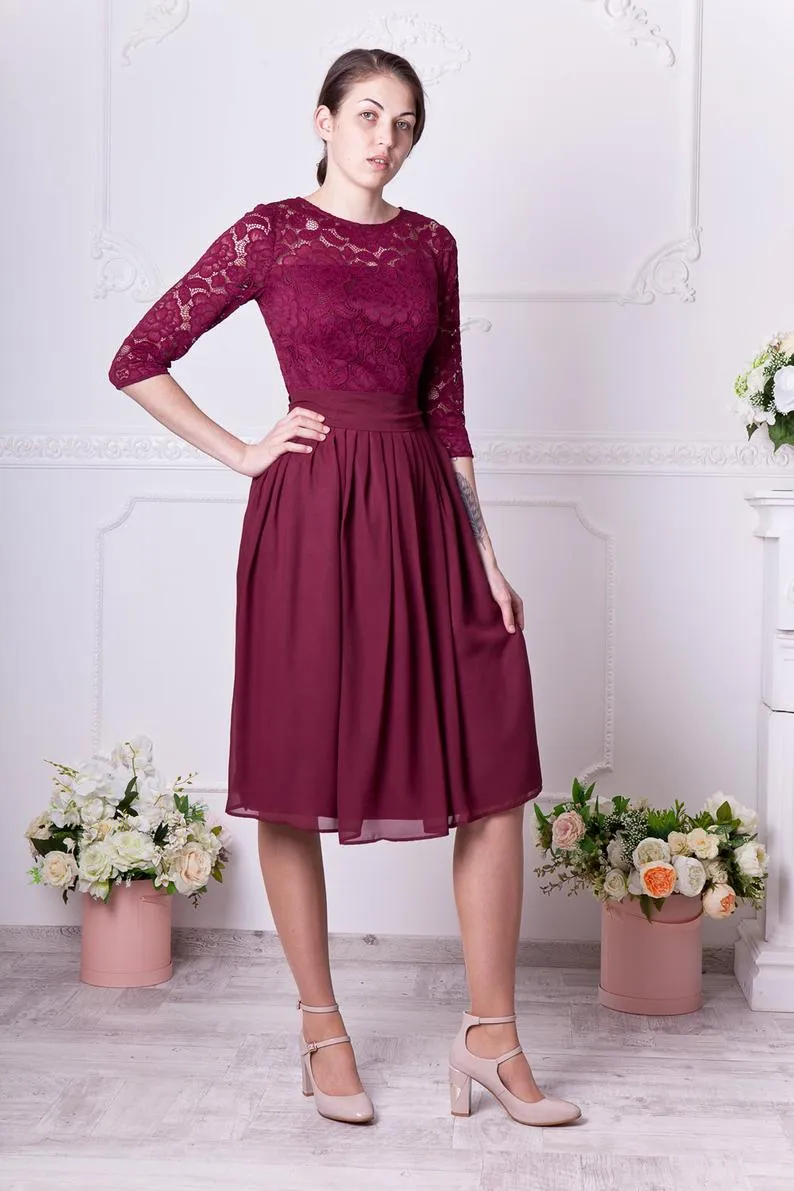 Borgonha Lace Chiffon A linha Curto Modest Vestidos de dama de honra com 3/4 mangas na altura do joelho Mulheres Informal Verão Rústico vestido de dama de honra