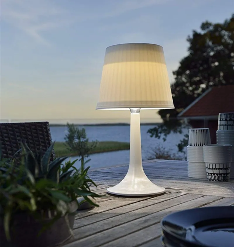 Vattentät solbordslampa, 10LEDS Ögonskydd Solen Powered Table Light Indoor Outdoor Night Light Mordern Desk Lampa för trädgårdsbord,