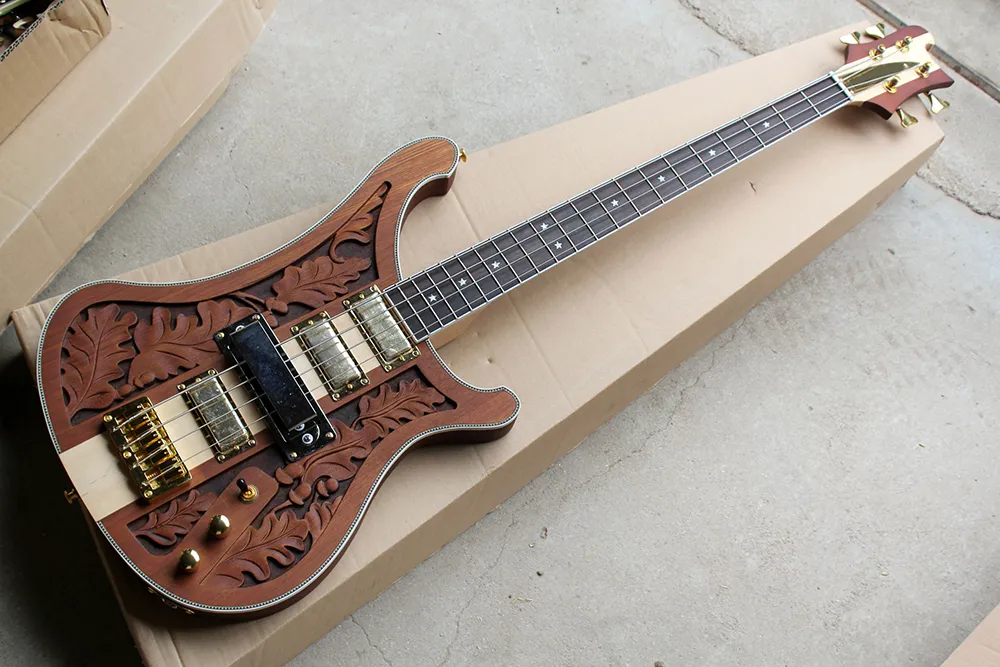 4 개의 현악기와 금 하드웨어를 지닌 레드 브라운 일렉트릭베이스 기타는 화이트 펄 인레이를 입체적인 조각으로 남겨 둡니다.