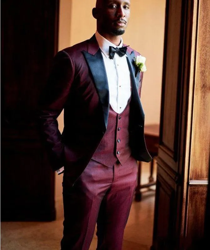 Burgundia Groom Smokingi Czarny Lapel Groomsman Wedding 3 Piece Suit Moda Mężczyźni Business Party Jacket Blazer (Kurtka + spodnie + krawat + kamizelka) 265