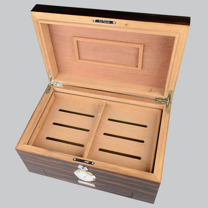 Unik Luxury High-end Cigar Humidor Trendy Personlighet Retrostil Design Trä Cedar Fodrad med Lås Hygrometer luftfuktare