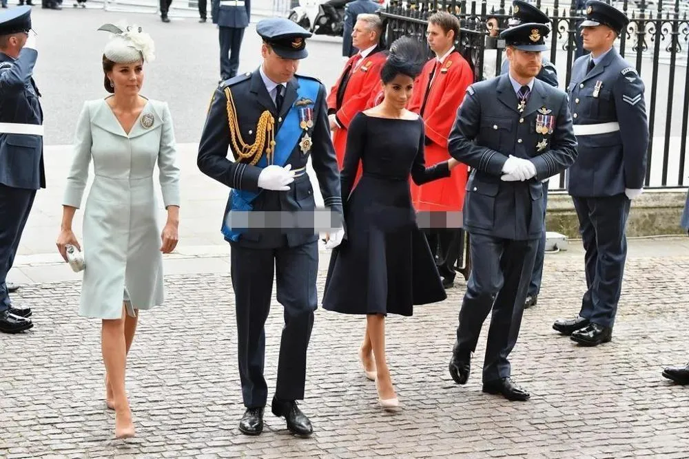 Meghan Markle marine robes de bal courtes mère de la mariée robes une ligne longueur au genou à manches longues marié mère robes de soirée formelles 21768