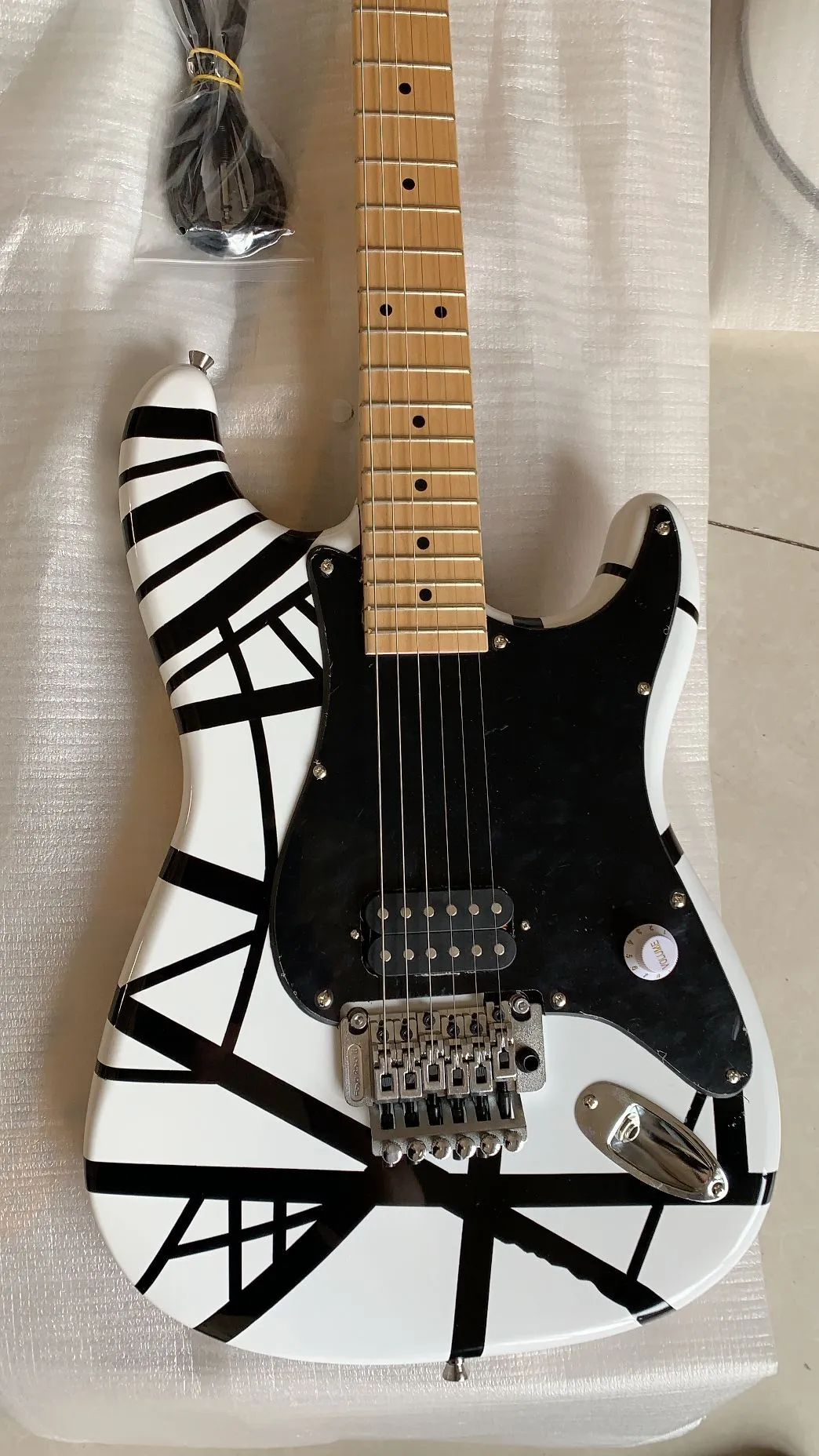 Custom Kra Gang Eddie Van Halen 5150 biały czarny pasek gitara elektryczna Floyd Rose mostek Tremolo, nakrętka blokująca, podstrunnica klonowa