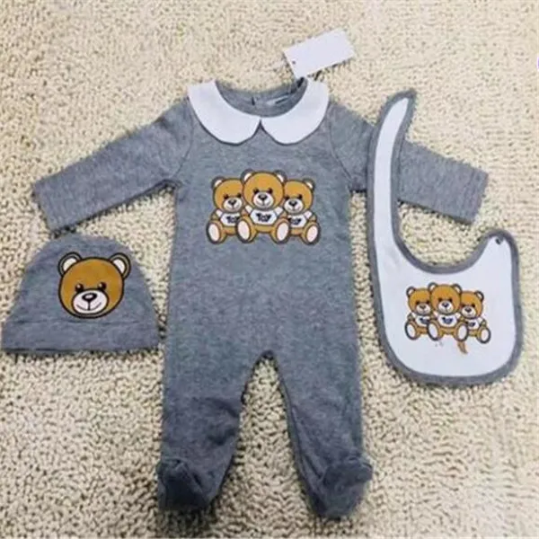 Lyxdesigner baby romper söt småbarn barn kläder set nyfödda spädbarnsbrev jumpsuits + haklappar + cap outfits baby pojkar flicka bodysuit