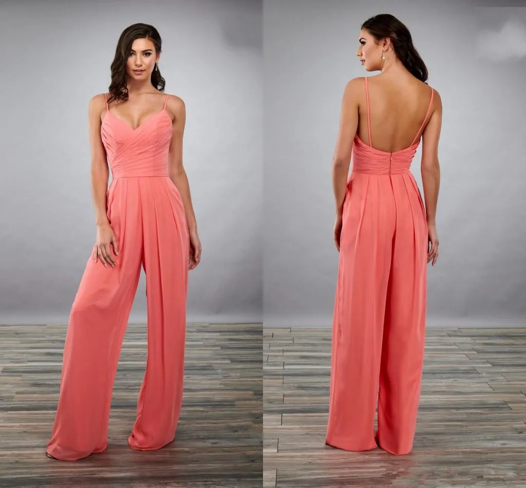 Senaste Designer Coral Bridesmaid Evening Jumpsuits Pantsuit Klänningar med Spaghetti Straps Ruch Chiffon Long Wedding Party Gästklänning