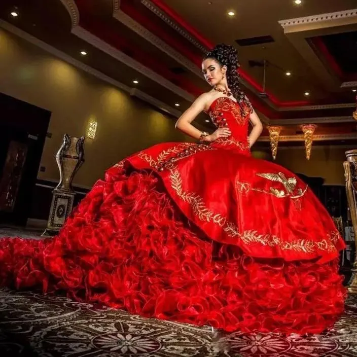 حار بيع الأحمر التطريز الكرة ثوب فساتين quinceanera حبيبته العنق تكدرت الأورجانزا الحفلة الراقصة الاكتساب قطار الحلو 16 اللباس