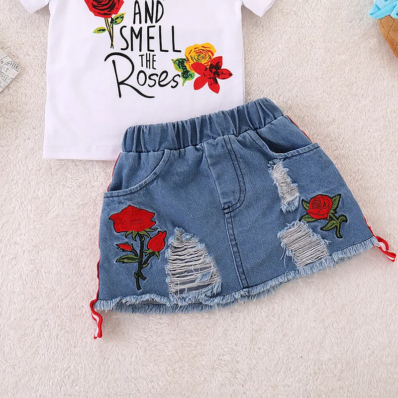 Rosa bedrucktes Baby-Kleidungsset für Mädchen, kurzärmliges T-Shirt aus Baumwolle mit zerrissenen Jeans, zweiteiliges Rockset, lässige Sommeroutfits 1905238774228