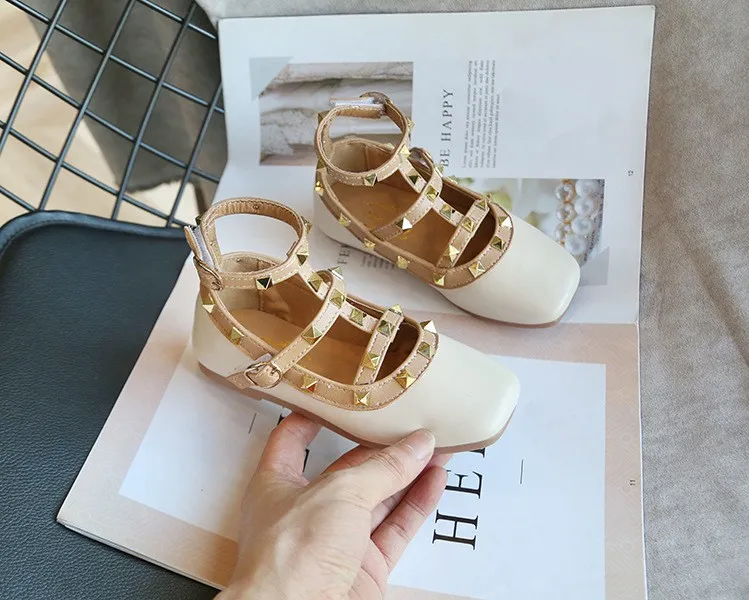 Petites chaussures en cuir pour fille 2020 printemps automne nouvelle fille rivet chaussures plates mode sauvage fond souple tête carrée chaussures de princesse romaine