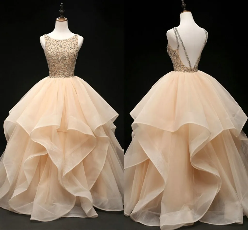 Wunderschöne Champagner-Tüll-Rüschen Quinceanera-Abschlussballkleider mit Perlen verziert, Bateau, einzigartiges rückenfreies Design, abgestuftes Sweet-16-Kleid, formelle Abendkleider