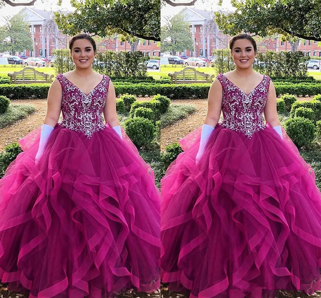 Bez rękawów Fuchsia Top Appliques Suknia balowa głęboka sukienka Quinceanera z puszystych marszczyków Sweet 15 Sukienki dostosuj