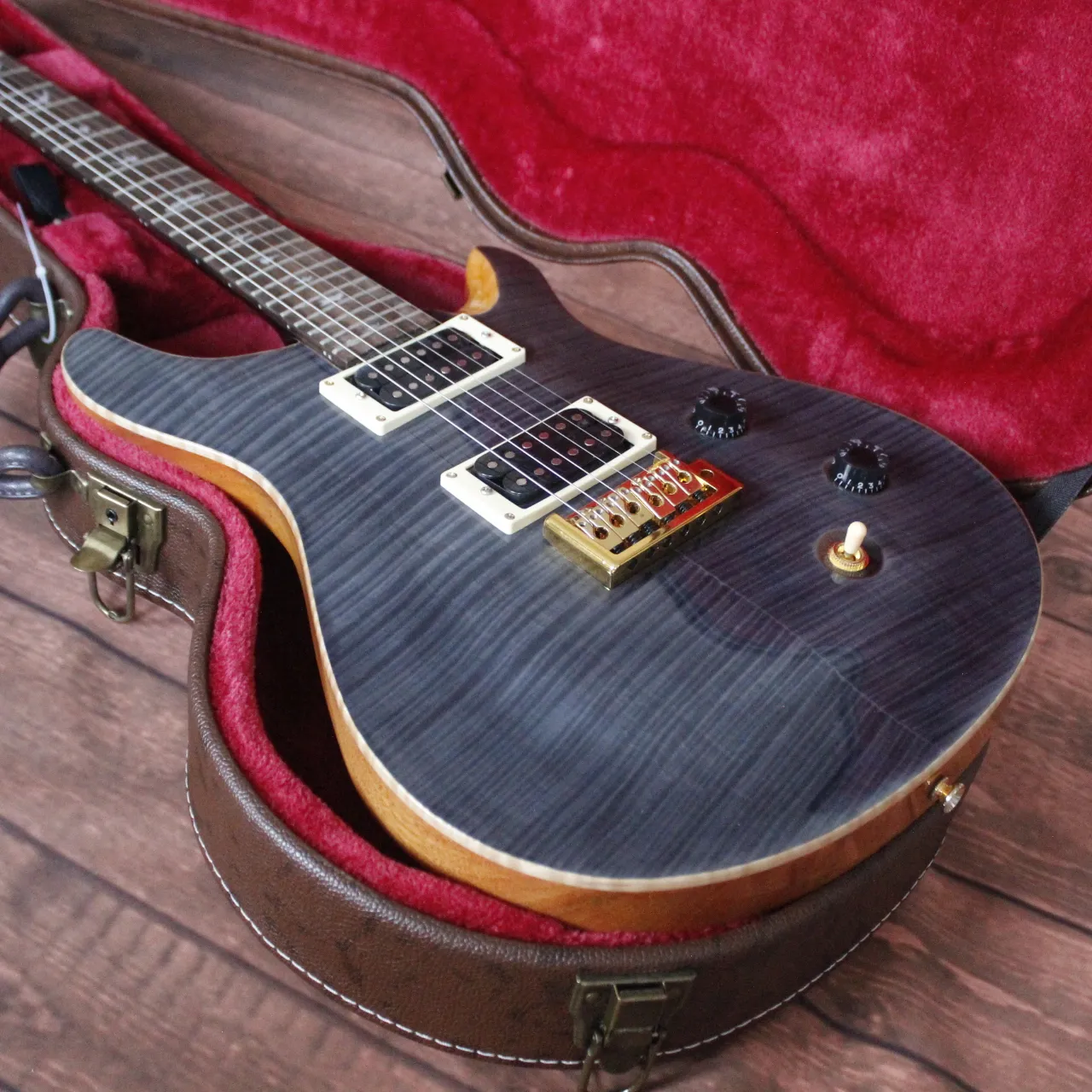 Custom Private Stock LTD Paul Reed Tremolo-Brücke für E-Gitarre mit dunkelblau-grauer Flammenahorndecke, Holzkorpuseinfassung, weiße Perlmutt-Vögel-Einlage