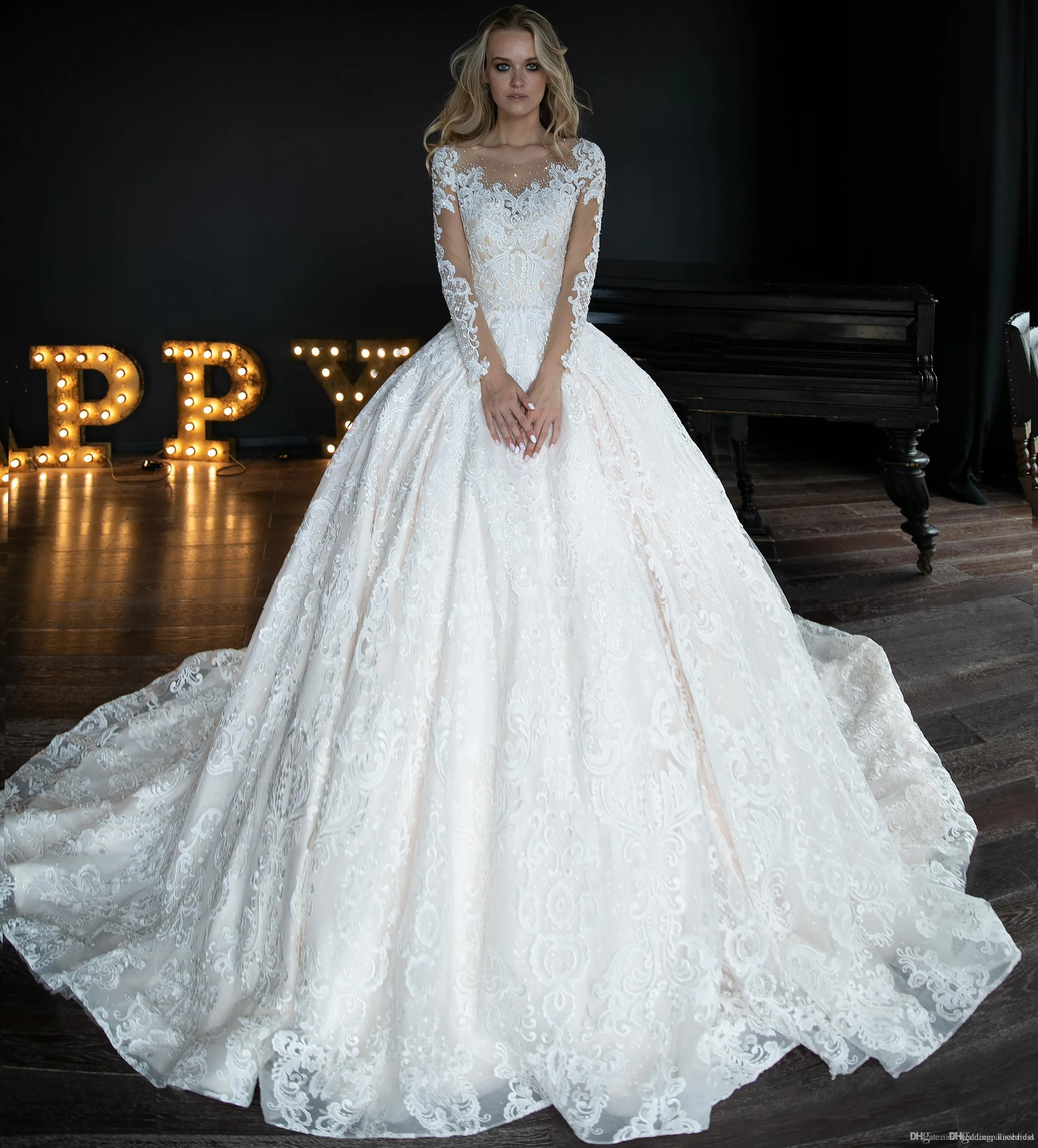 Lace un elegante abiti di linea che torno a maniche lunghe al collo in rilievo Crystal Rhinestone Court Train Abito da sposa abiti da sposa Robe De Mariee