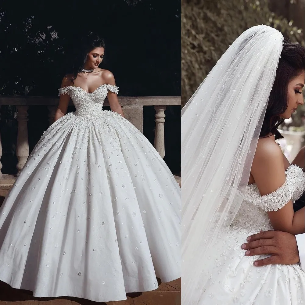 Nuovi splendidi abiti da sposa arabi Dubai Ball Gown con spalle scoperte Applicazioni in pizzo Fiori fatti a mano Perline di cristallo Abiti da sposa formali gonfi