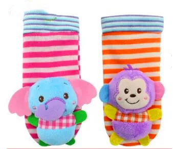 Par de calcetines de color rosa con sonajero de peluche para bebé