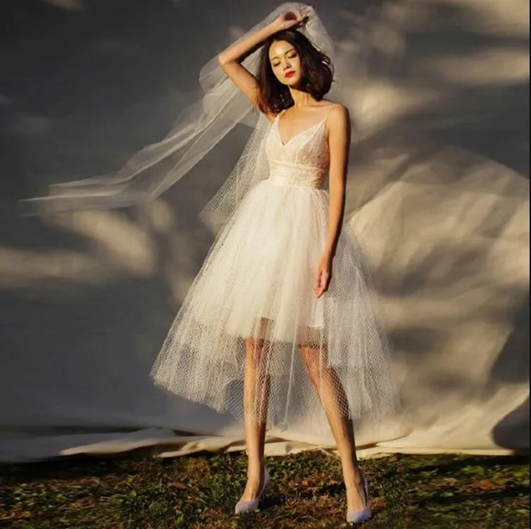 Abiti da sposa corti in tulle moderni con spalline con scollo a V Abiti da sposa da spiaggia informali semplici Realizzati su misura