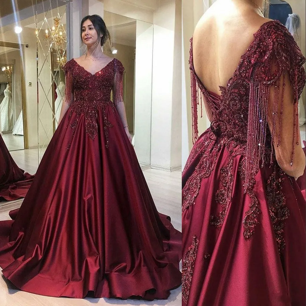 2020 Nowa seksowna suknia kulowa Quinceanera Suknie V Neck Koronkowe Aplikacje Kryształowe Frezowanie Otwórz Wracać Wróć Pociąg Formalny Party Prom Evening Suknie Nosić