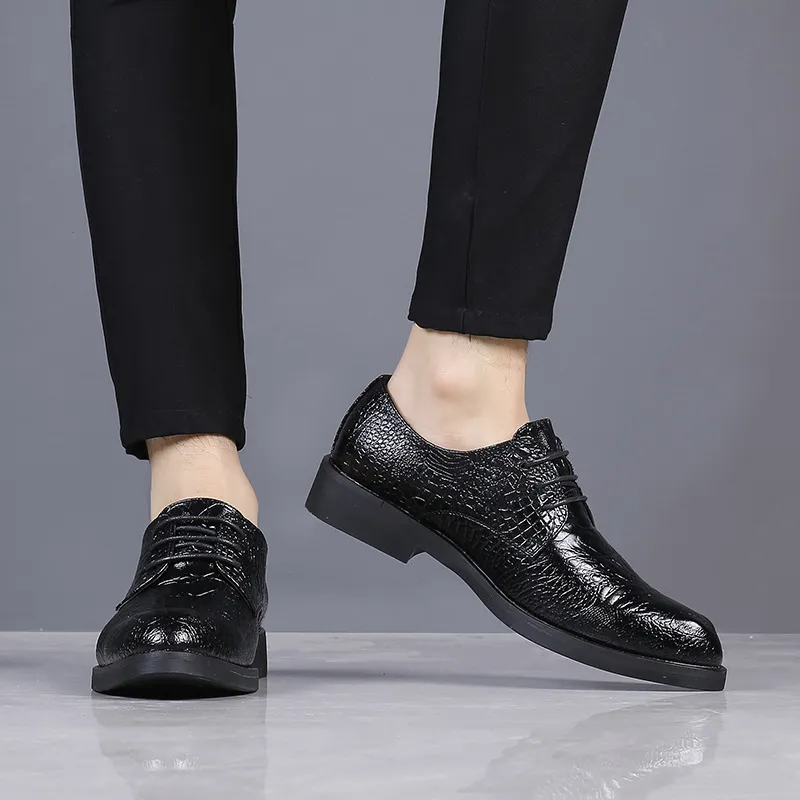 2020 nuevos zapatos de cuero grande para hombre del modelo coreano-tipo cocodrilo jóvenes