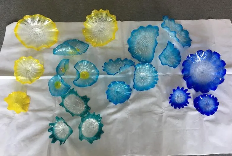 Nyaste Murano Flower Plates Wall Arts Blue Shade Yellow Shade Dekorativa Hand Blåst Glas Hängande Plattor Med Kammusslor Kanter