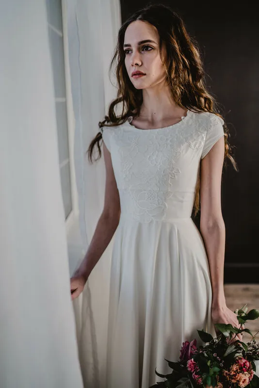 2020 Einfache A-Linie bescheidene Brautkleider mit kurzen Ärmeln Stretch-Crêpe-Korsettrücken informelle bescheidene Brautkleider für den Empfang Zweite Hochzeit