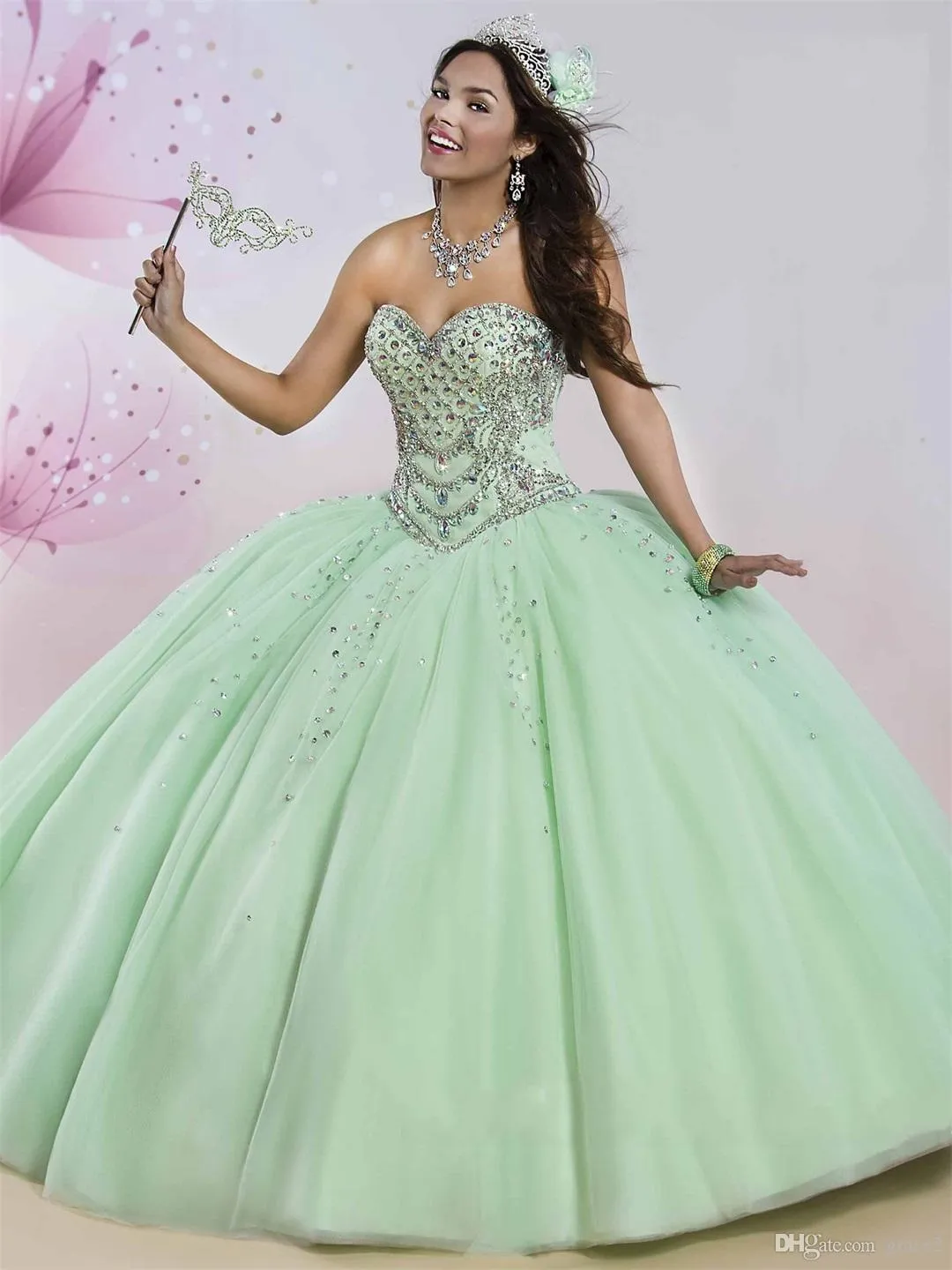 Sweetheart Neckline Ball Gown Quinceanera Klänning med Rhinestones Kristaller Ärmlös Ruffled Sweet 15 16 Klänningar med Sheer Bolero