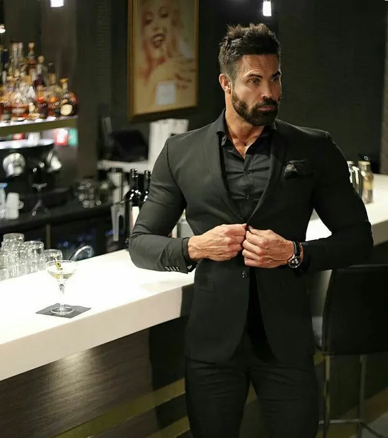 Mens suits muscle best sale fit